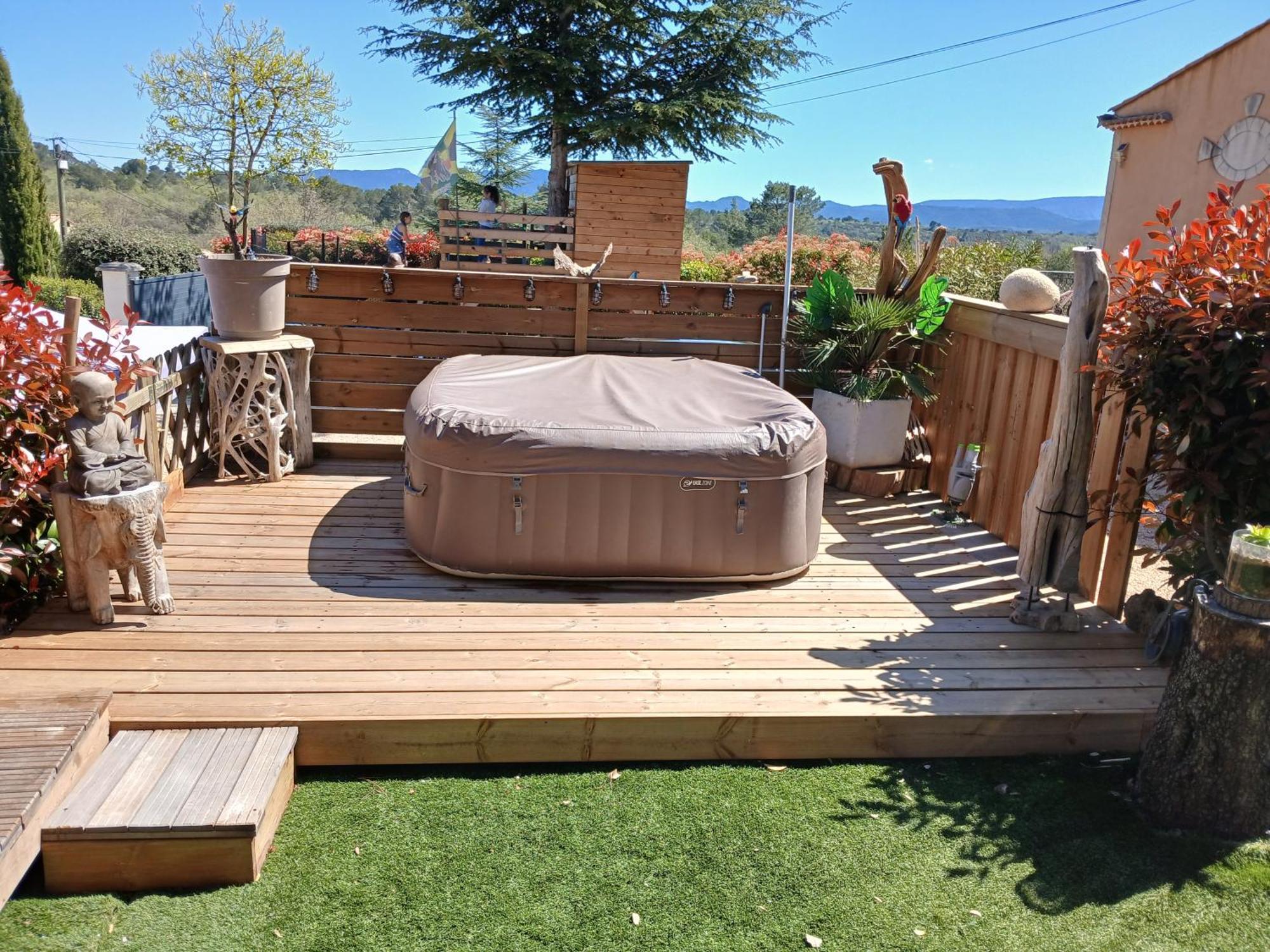 4 Avec Jacuzzi Villa